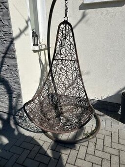 Záhradne závesné kreslo na stojane