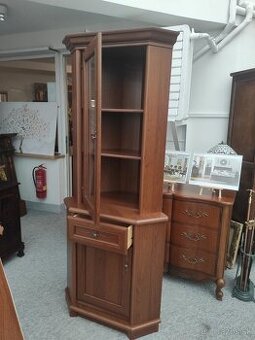 Rohová vitrína a komoda so zrkadlom