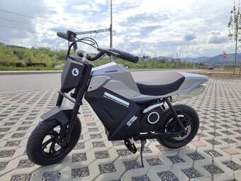 Predám detskú elektrickú motorku s realistickými efektmi