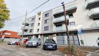 Obchodný priestor s výkladom do ulice v centre Pezinka