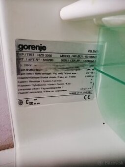 Chladnička s mrazakom.