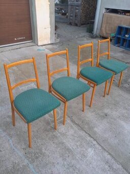 Predám drevené stoličky.