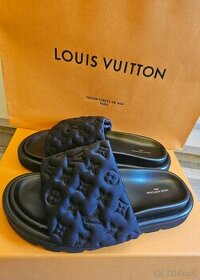 Sandále Louis Vuitton.