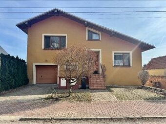 Na predaj dvojgeneračný dom s garážou, pozemok 612m2