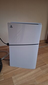 Playstation 5 Slim s DVD + 2 ovládače (takmer úplne nová-3m)