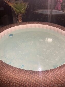 Nafukovacia vírivka