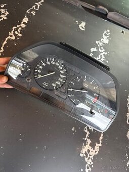 Predám budíky na BMW e34 520i (manuál)