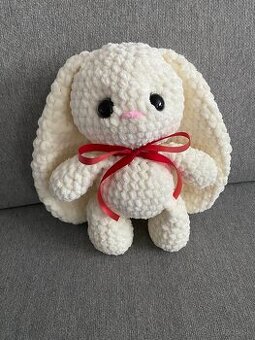 Háčkovaný zajačik smotanovej farby