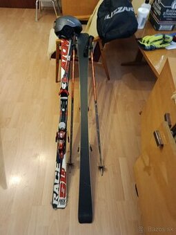 Lyže s prilbou