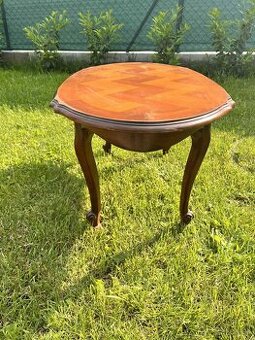 Elegantný ovalny drevený stolík