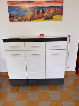 Moderná komoda s množstvom úložného priestoru