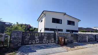 Priestranný 4-izbový rodinný dom so záhradou v Miloslavove
