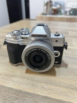 Olympus OM-D E-M10 Mark IV + prísl.