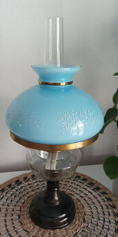 Petrolejová lampa.