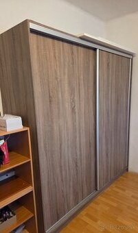 Predam šatníkovu skrinu