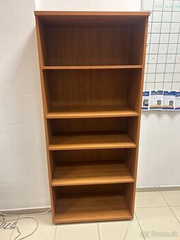 Drevená policová skriňa a 1 samostatná skrinka