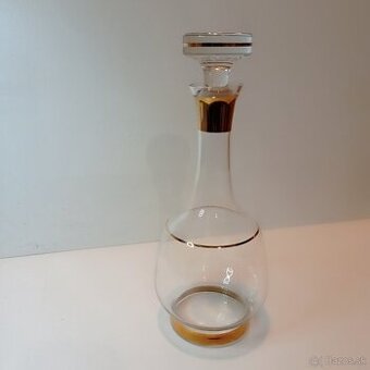 vintage sklenená karafa vo vinikajúcom stave