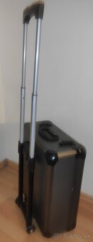 Pevný kufor na kolieskach