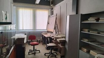 Priemyselná budova v areáli chemického závodu CHEMOLAK