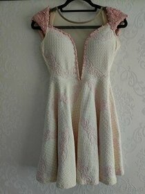 perličkové šaty