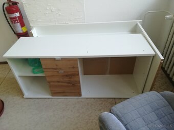Stol z kozmetickeho salonu.