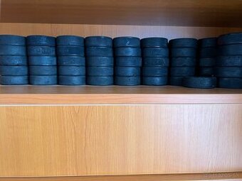 Používané hokejové puky