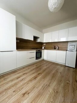 Krásny, slnečný 1 izbový byt s balkónom, Okružná, Levice