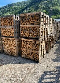 Palivové drevo štiepané ukladané