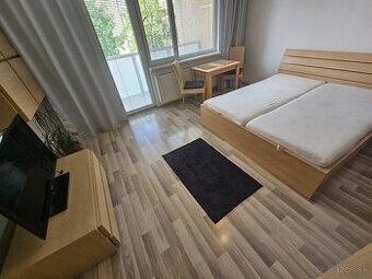 Prenájom 1-izbového bytu s balkónom Hájovky (Nové Mesto n/V)