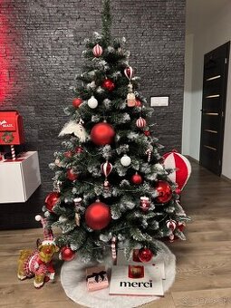 Zasnežený umelý vianočný stromček 180cm