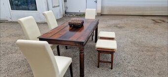 Starý masívny stôl