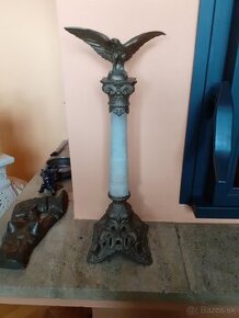 Orol na mramorovom stlpe.