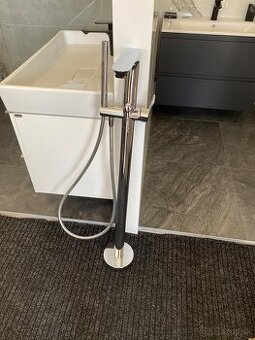 Bateria k volne stojacej vani