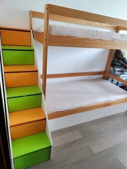dvojitý písací stôl a poschodová posteľ