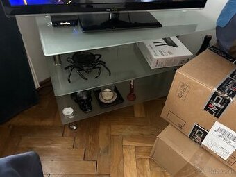 Skleneny stolik pod TV