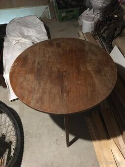 Starý stolík a stoličky