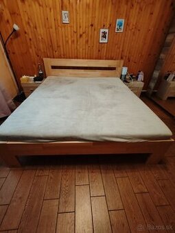 Drevena posteľ s matracmi