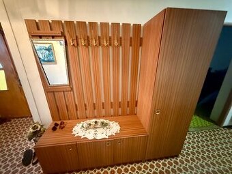 Predsieňová zostava so skriňou a zrkadlom + konferenčný stôl