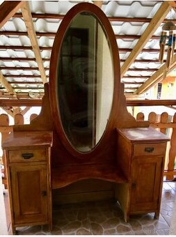 Starožitný toaletný stolík so zrkadlom