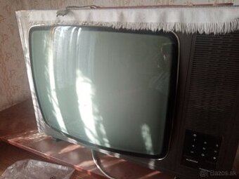 Starý retro televízor Tesla Aurora