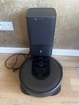 iRobot Roomba i7+ s automatickou vyprázdňovacou stanicou