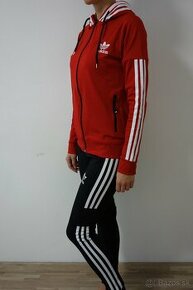 damska stylova suprava adidas,cerv.