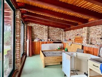 Nové foto: stavebný pozemok s domčekom a kaplnkou v Šemši