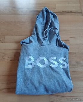 Boss bledošedá