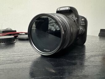Canon EOS 200D + objektív a príslušenstvo – TOP stav