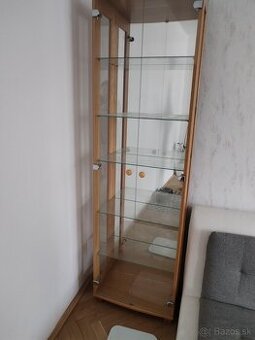Presklenuu vytrinu s masívu. - 1