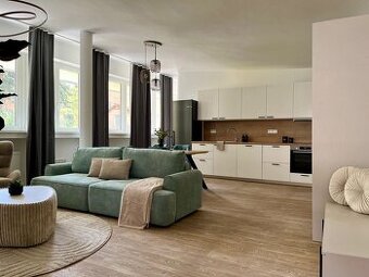 Exkluzívny ateliérový byt pri Horskom parku s prístupom do z