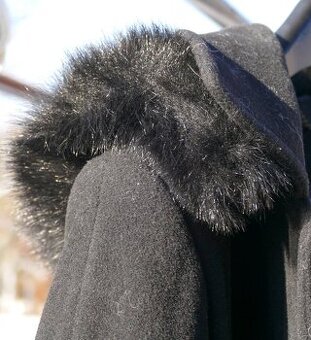 Elegantný dámsky kabát s kožušinou.