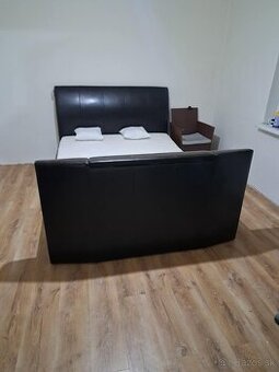 Manželska postel s výsuvným televizorom