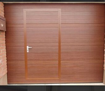 Sekčná brána z dverami